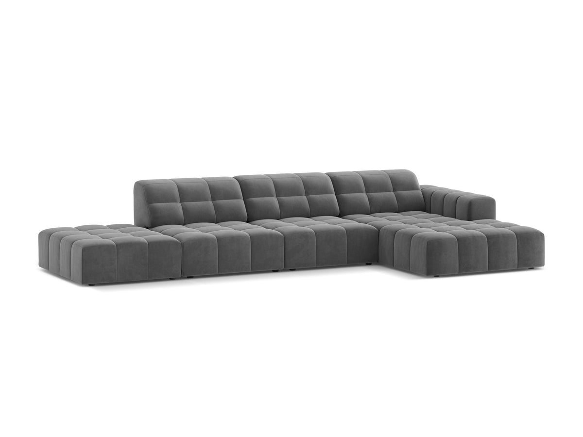 Jennifer Linkes Ecksofa von Micadoni in Leichtem Beige, L-Form, Bluvel-Stoffbezug, schwarze Kunststoffbeine, grosse Sitzfläche im Wohnraum.