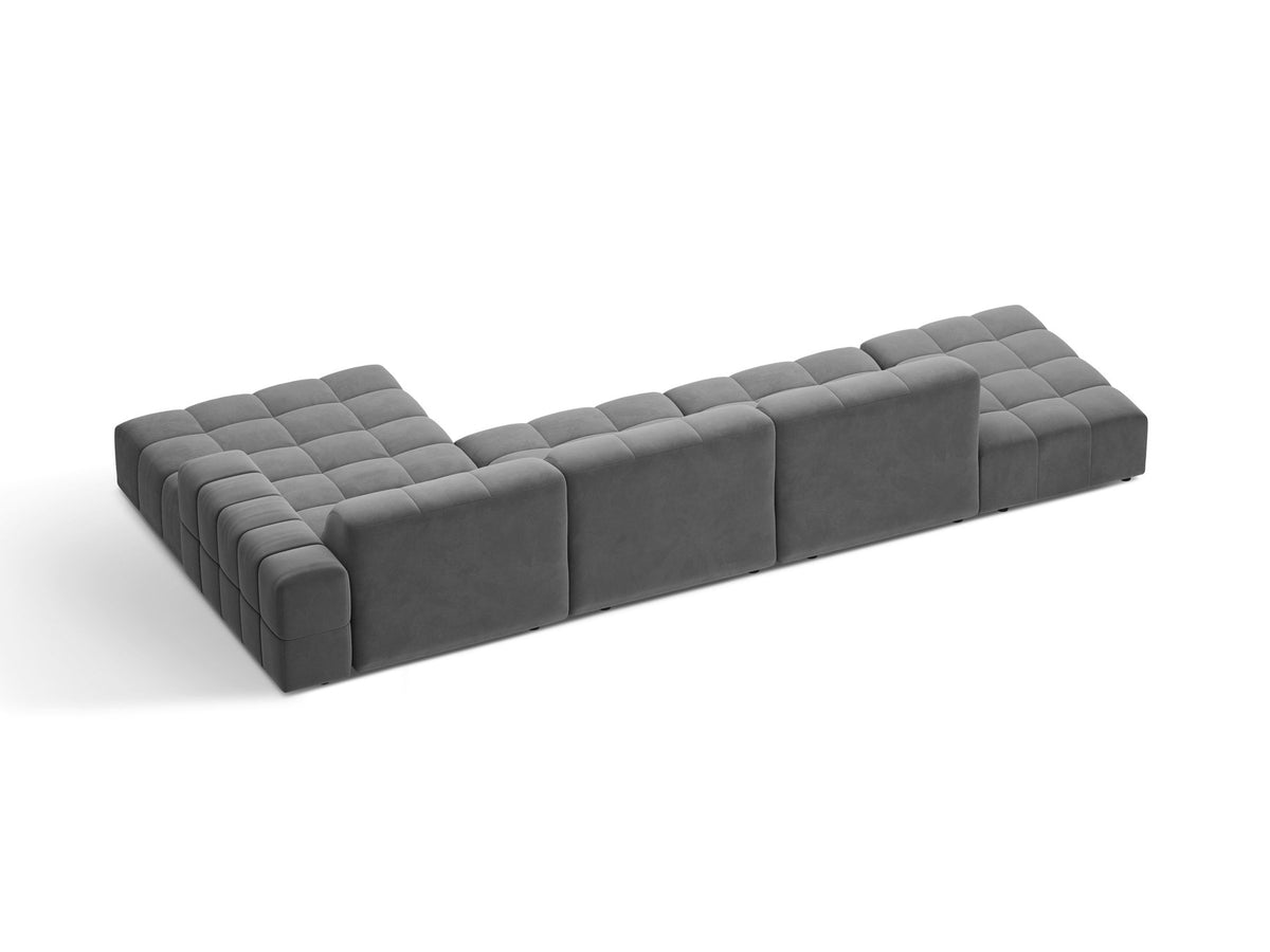 Jennifer Linkes Ecksofa von Micadoni in Leichtem Beige, L-Form, Bluvel-Stoffbezug, schwarze Kunststoffbeine, grosse Sitzfläche im Wohnraum.
