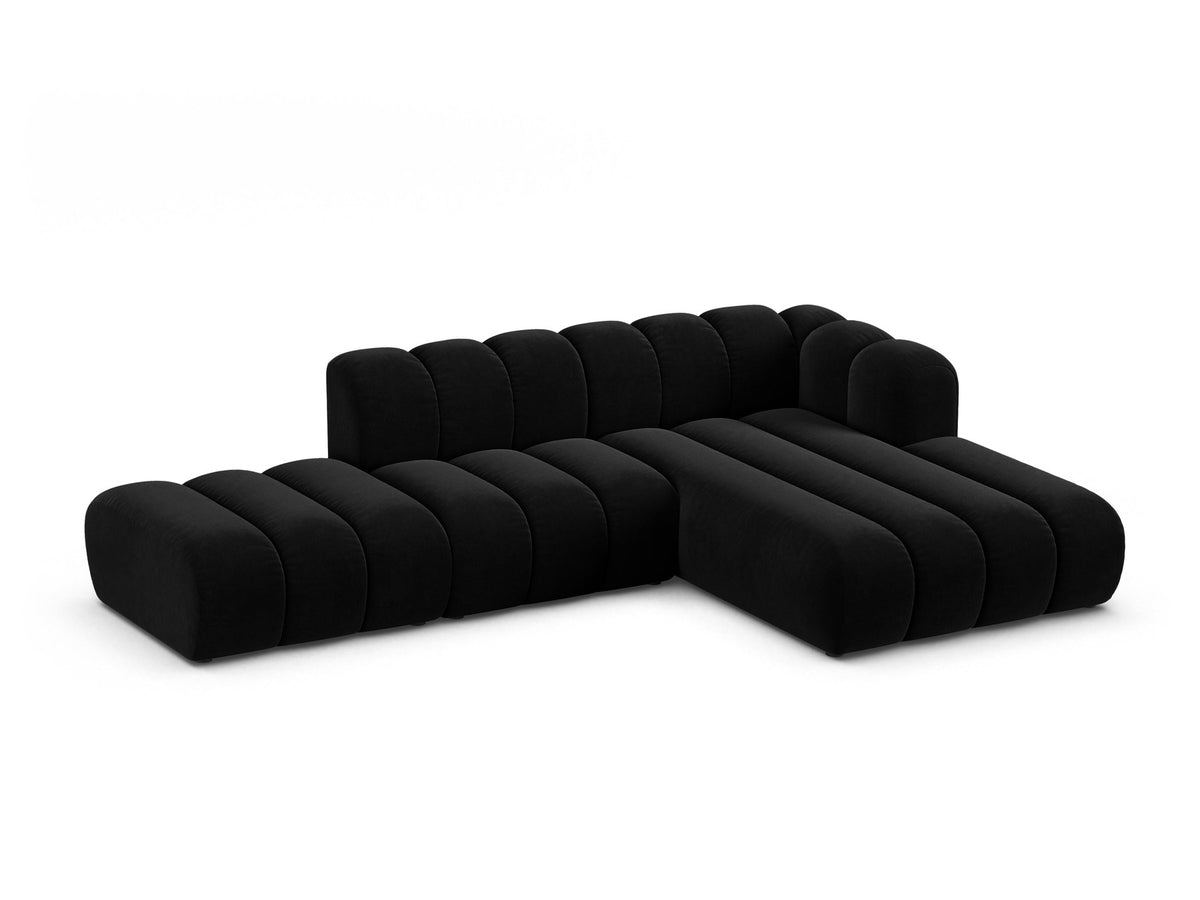 Beiges L-Sofa Lupine von Micadoni mit Venus-Samtstoffbezug, schwarzen Kunststoffbeinen und rechter Ausrichtung, Grösse 299x177x70 cm.