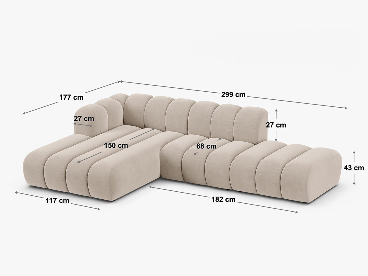 Beiges L-Sofa Lupine von Micadoni mit Venus-Samtstoffbezug, schwarzen Kunststoffbeinen und rechter Ausrichtung, Grösse 299x177x70 cm.