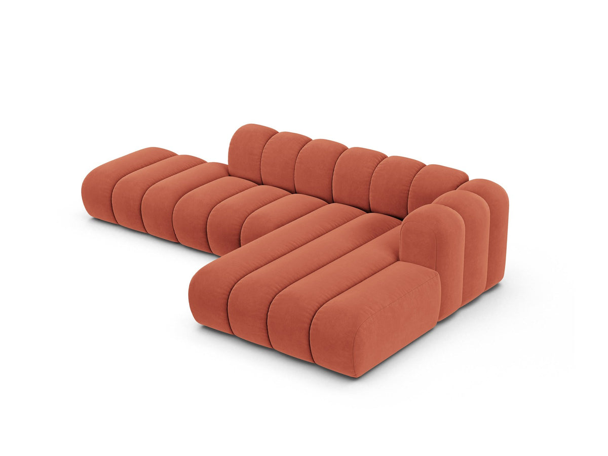 Beiges L-Sofa Lupine von Micadoni mit Venus-Samtstoffbezug, schwarzen Kunststoffbeinen und rechter Ausrichtung, Grösse 299x177x70 cm.