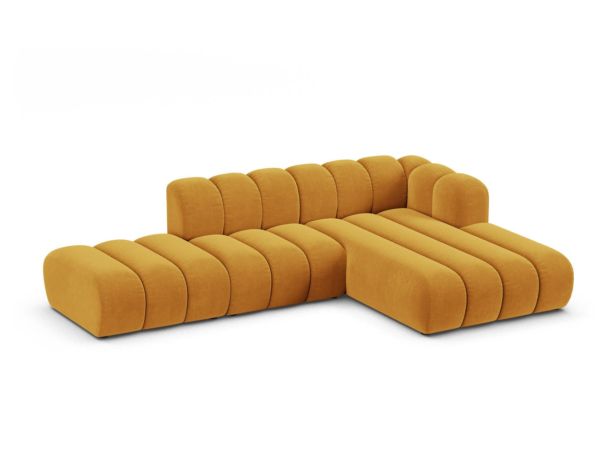Beiges L-Sofa Lupine von Micadoni mit Venus-Samtstoffbezug, schwarzen Kunststoffbeinen und rechter Ausrichtung, Grösse 299x177x70 cm.