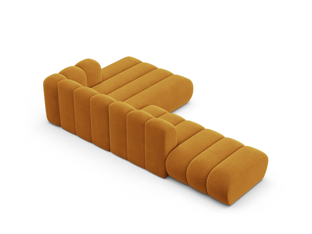 Beiges L-Sofa Lupine von Micadoni mit Venus-Samtstoffbezug, schwarzen Kunststoffbeinen und rechter Ausrichtung, Grösse 299x177x70 cm.