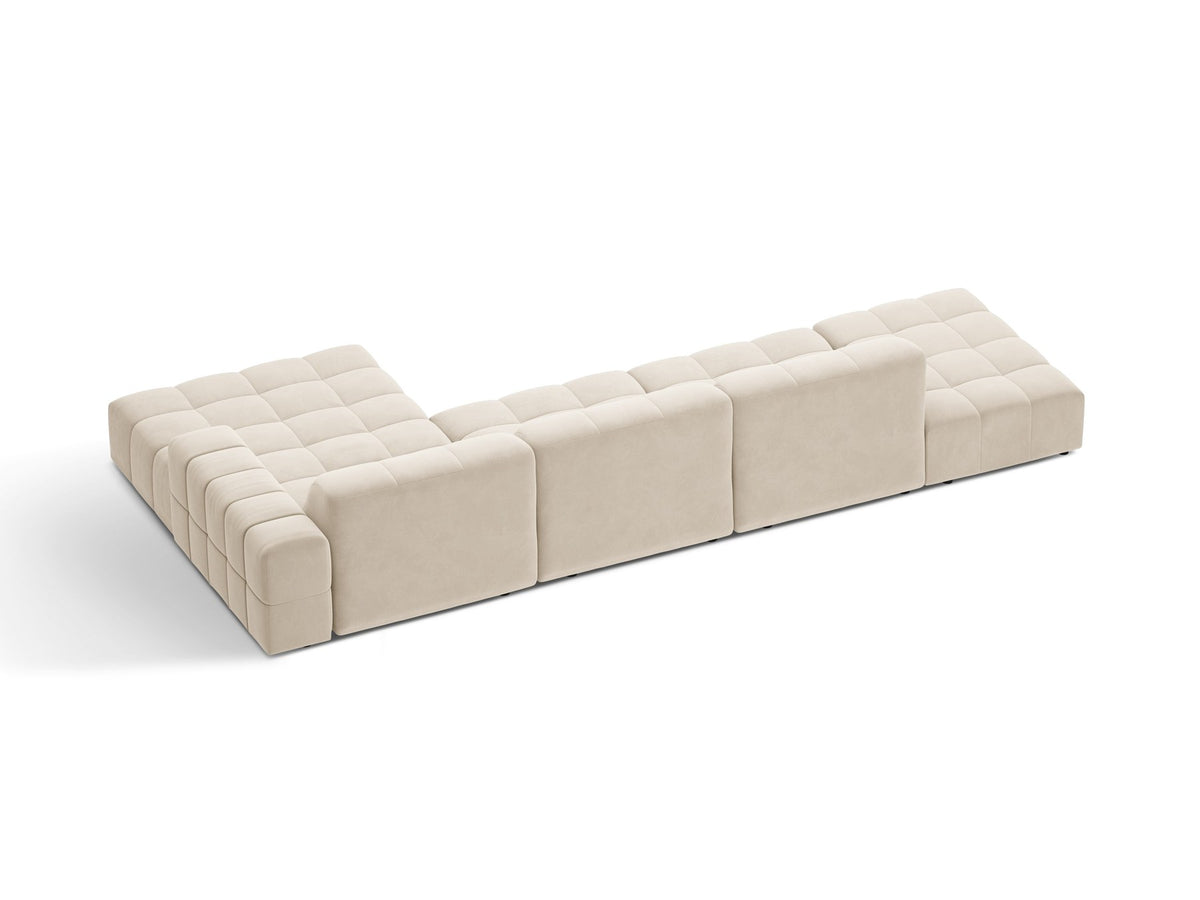 Jennifer Linkes Ecksofa von Micadoni in Leichtem Beige, L-Form, Bluvel-Stoffbezug, schwarze Kunststoffbeine, grosse Sitzfläche im Wohnraum.