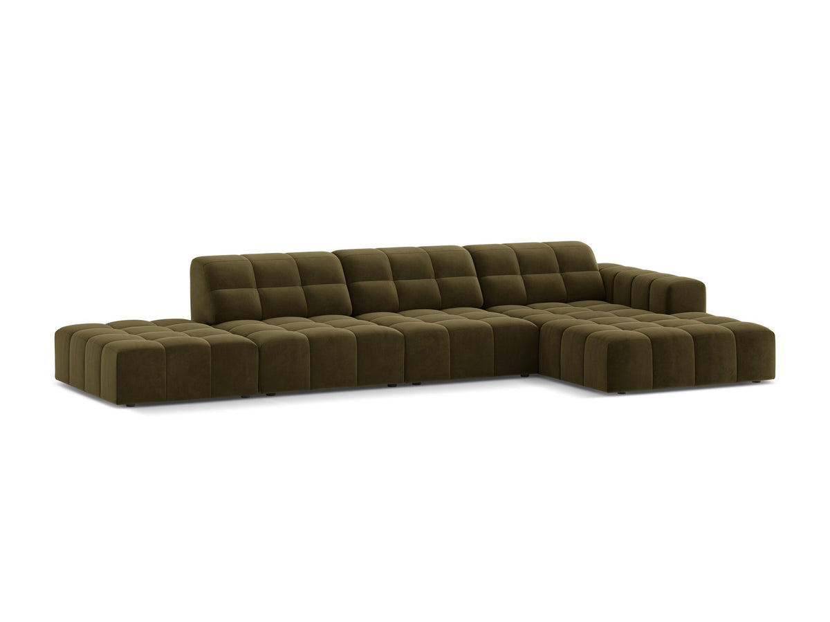 Jennifer Linkes Ecksofa von Micadoni in Leichtem Beige, L-Form, Bluvel-Stoffbezug, schwarze Kunststoffbeine, grosse Sitzfläche im Wohnraum.