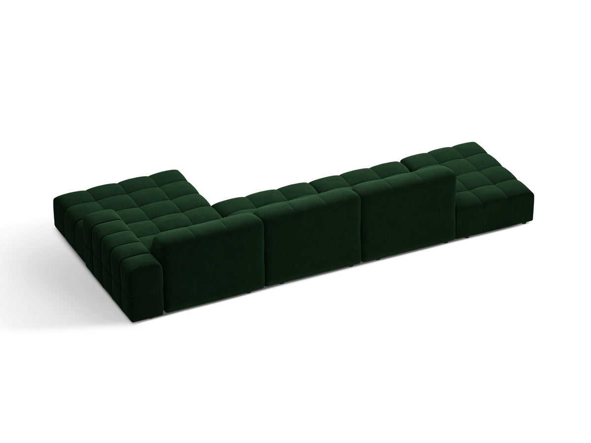 Jennifer Linkes Ecksofa von Micadoni in Leichtem Beige, L-Form, Bluvel-Stoffbezug, schwarze Kunststoffbeine, grosse Sitzfläche im Wohnraum.