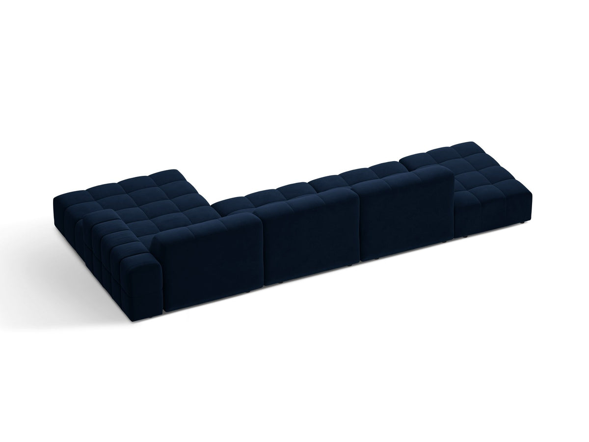 Jennifer Linkes Ecksofa von Micadoni in Leichtem Beige, L-Form, Bluvel-Stoffbezug, schwarze Kunststoffbeine, grosse Sitzfläche im Wohnraum.