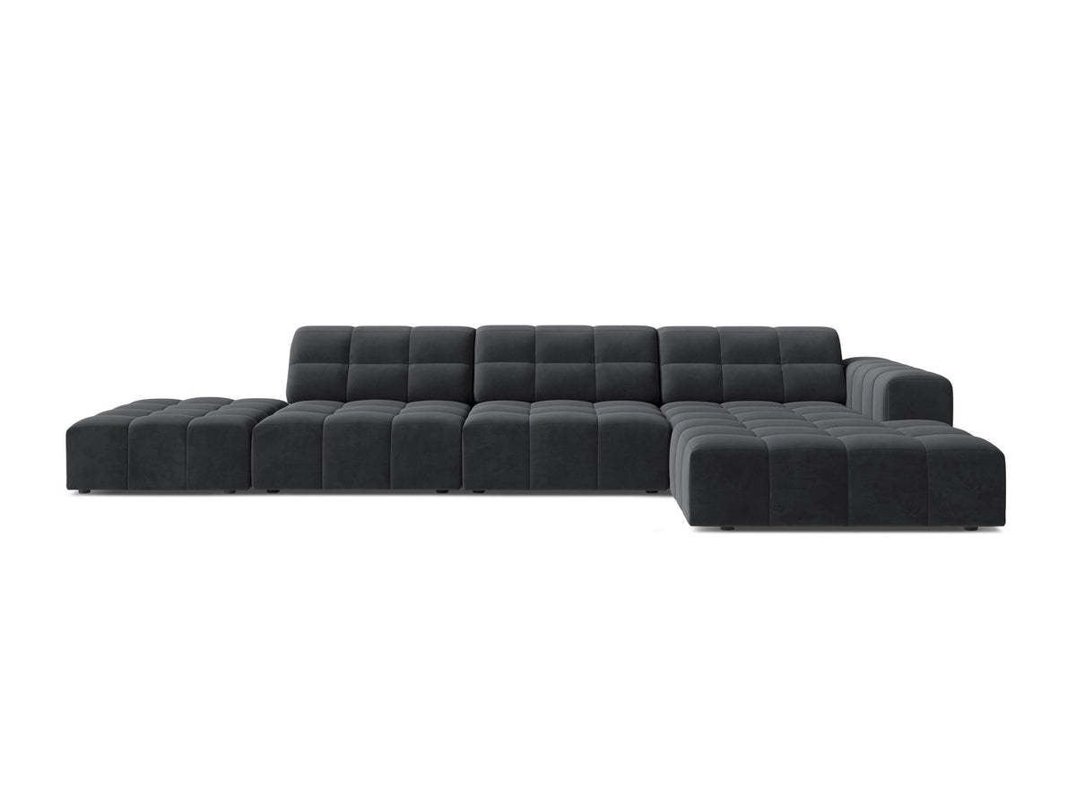 Jennifer Linkes Ecksofa von Micadoni in Leichtem Beige, L-Form, Bluvel-Stoffbezug, schwarze Kunststoffbeine, grosse Sitzfläche im Wohnraum.