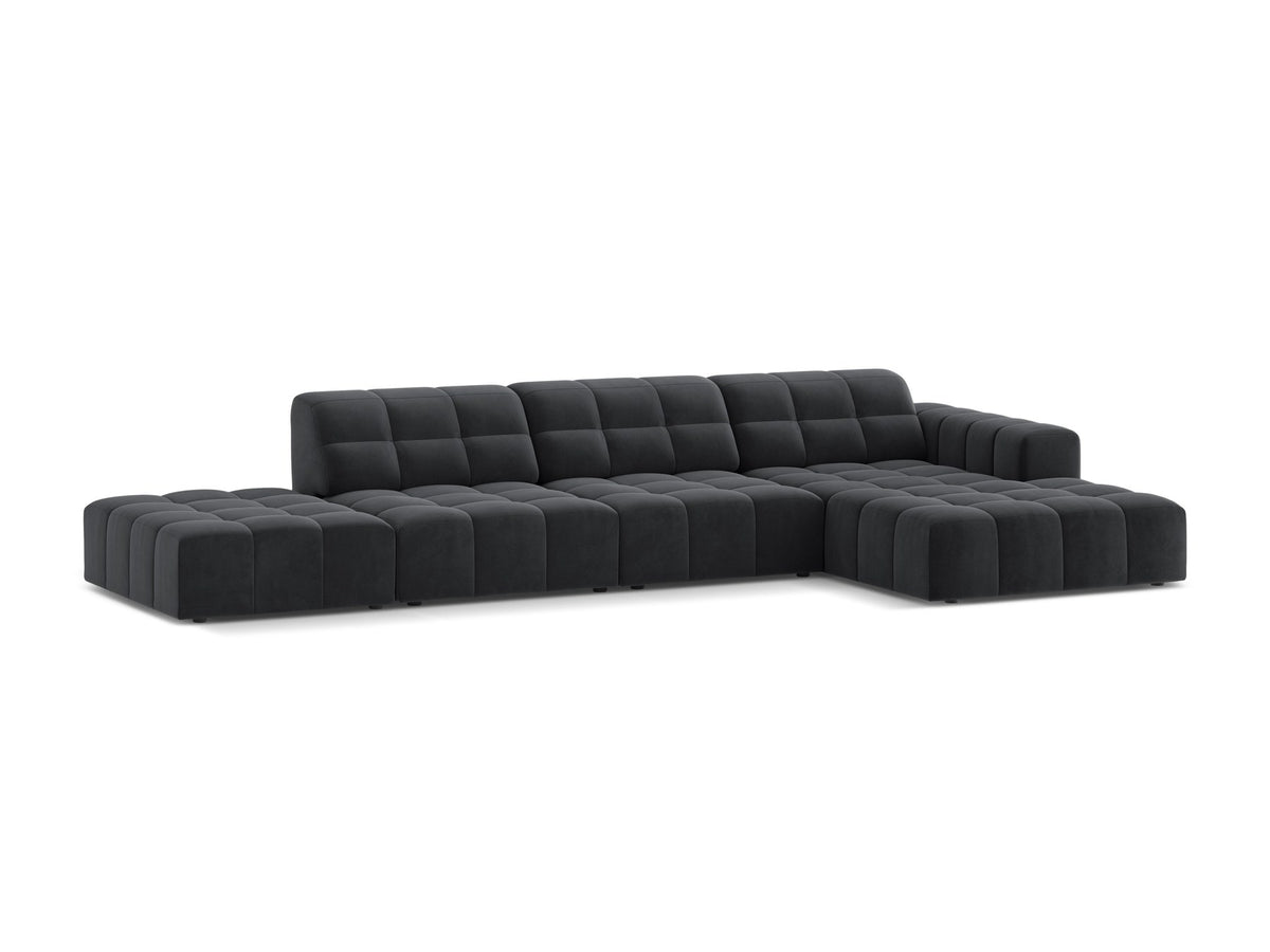 Jennifer Linkes Ecksofa von Micadoni in Leichtem Beige, L-Form, Bluvel-Stoffbezug, schwarze Kunststoffbeine, grosse Sitzfläche im Wohnraum.