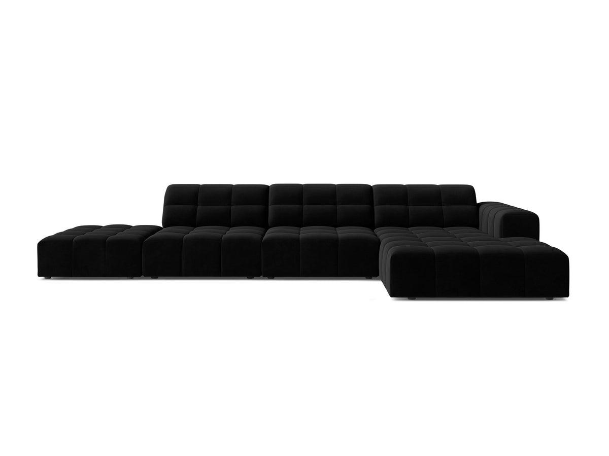 Jennifer Linkes Ecksofa von Micadoni in Leichtem Beige, L-Form, Bluvel-Stoffbezug, schwarze Kunststoffbeine, grosse Sitzfläche im Wohnraum.