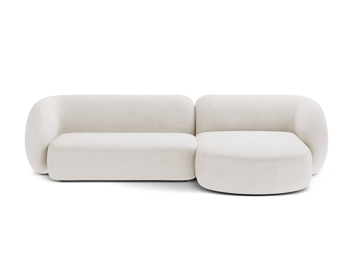 Weisses Ecksofa rechts Kate von Micadoni mit strukturiertem Bouclé-Stoff, schwarzen Kunststoffbeinen und niedriger Rückenlehne.