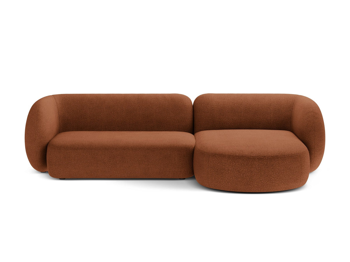 Weisses Ecksofa rechts Kate von Micadoni mit strukturiertem Bouclé-Stoff, schwarzen Kunststoffbeinen und niedriger Rückenlehne.