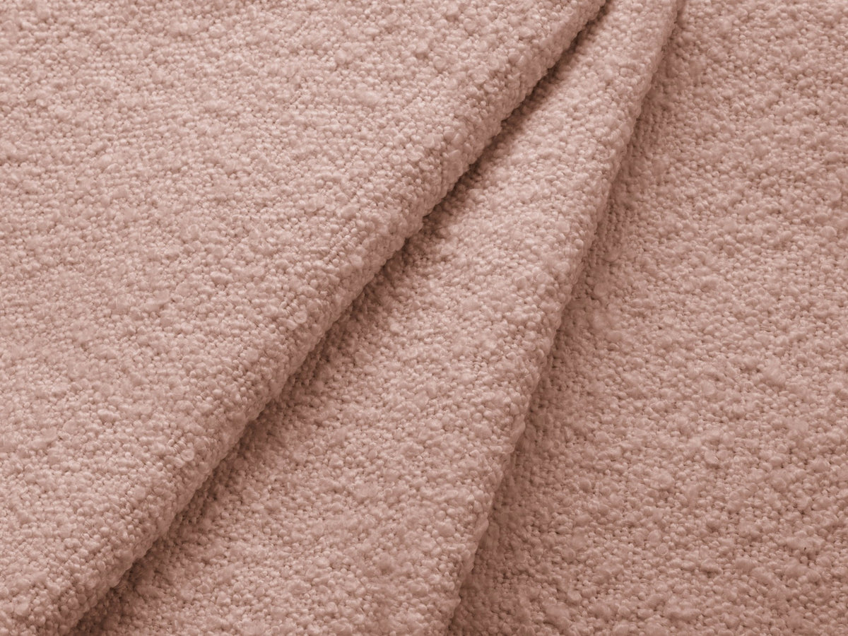 Weisses Ecksofa rechts Kate von Micadoni mit strukturiertem Bouclé-Stoff, schwarzen Kunststoffbeinen und niedriger Rückenlehne.