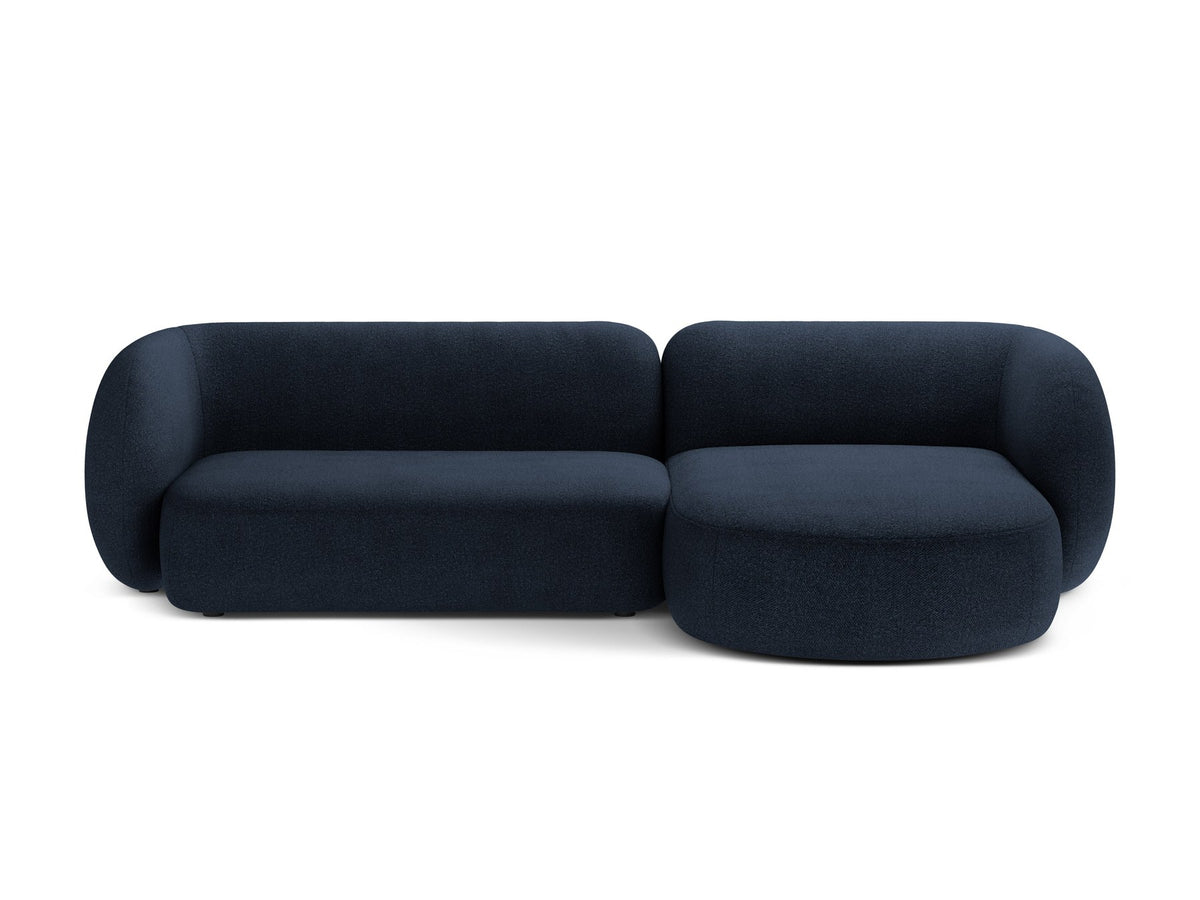 Weisses Ecksofa rechts Kate von Micadoni mit strukturiertem Bouclé-Stoff, schwarzen Kunststoffbeinen und niedriger Rückenlehne.