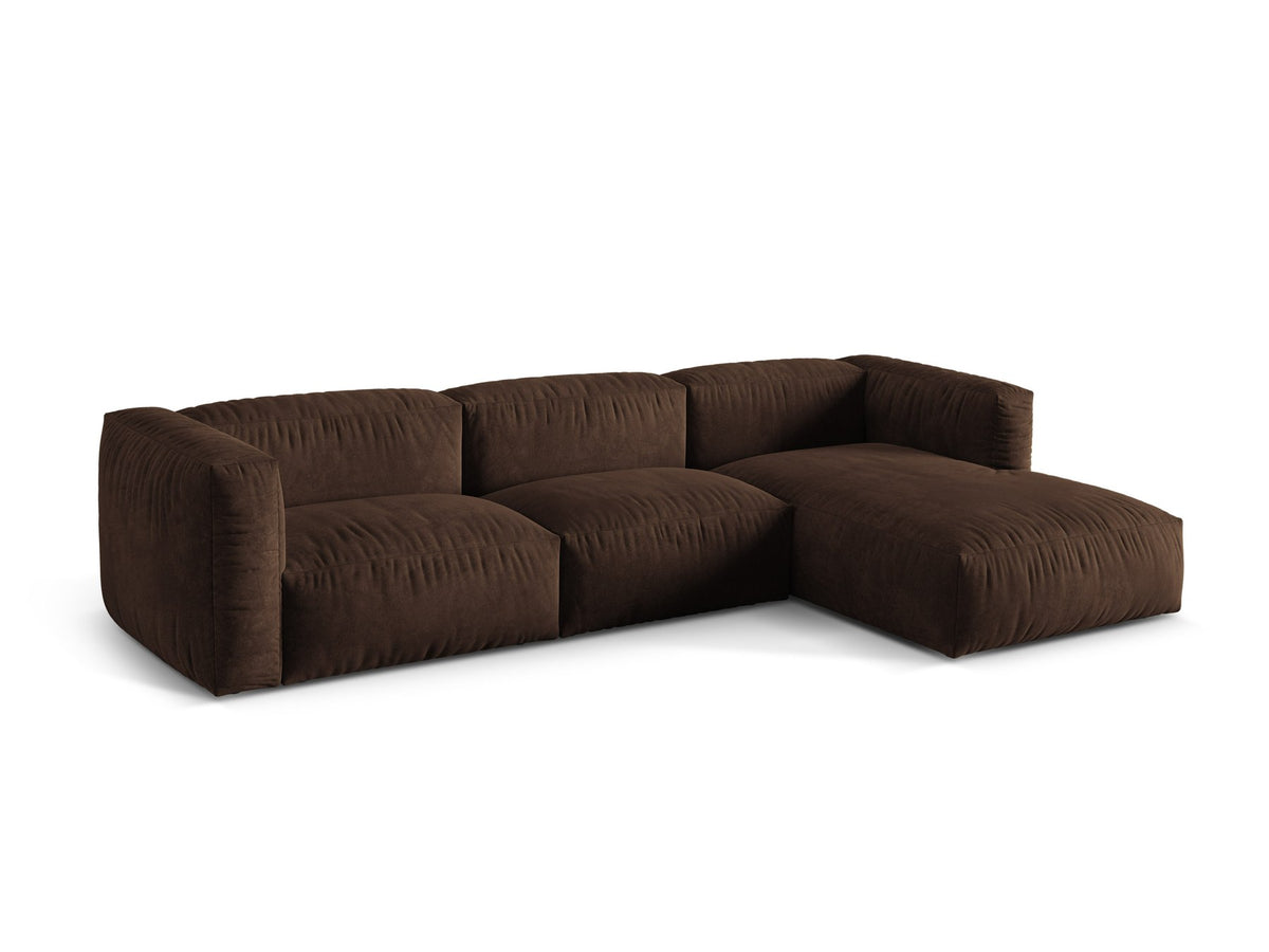 Modulares Ecksofa Martina von Micadoni in Schokoladenbraun mit Veloursstoff-Bezug, links ausgerichtet, auf niedrigen Polypropylen-Beinen stehend.