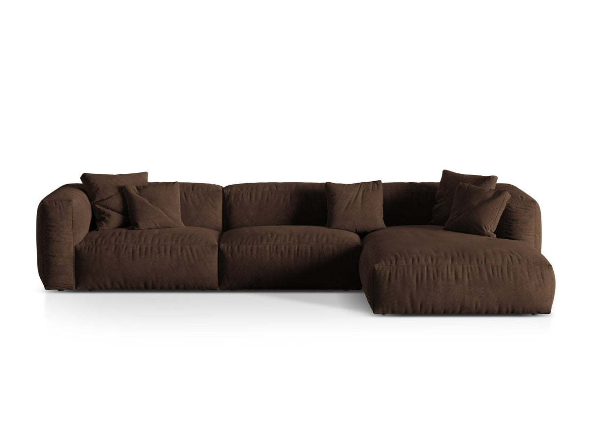Modulares Ecksofa Martina von Micadoni in Schokoladenbraun mit Veloursstoff-Bezug, links ausgerichtet, auf niedrigen Polypropylen-Beinen stehend.