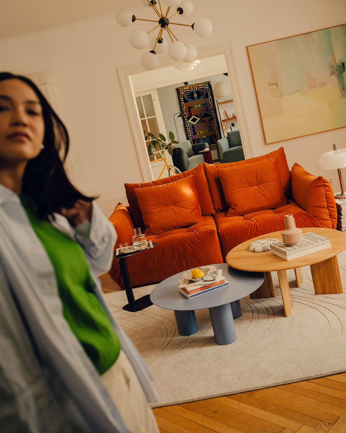Ecksofa rechts Bloom von Micadoni in leichtem Beige, Veloursstoff Casino Pearl, schwarze Kunststoffbeine, moderne Polstermöbel-Form.