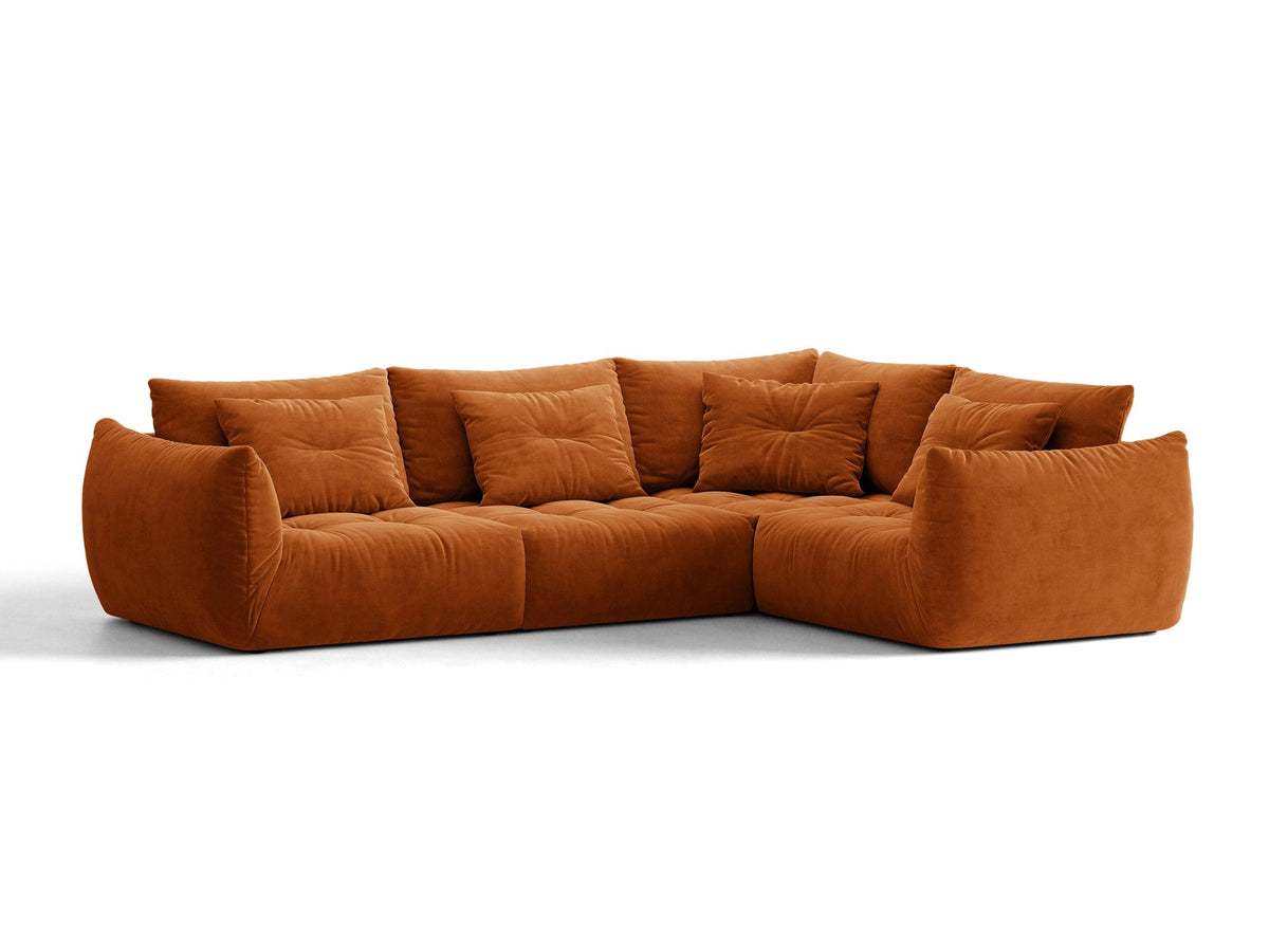 Ecksofa rechts Bloom von Micadoni in leichtem Beige, Veloursstoff Casino Pearl, schwarze Kunststoffbeine, moderne Polstermöbel-Form.