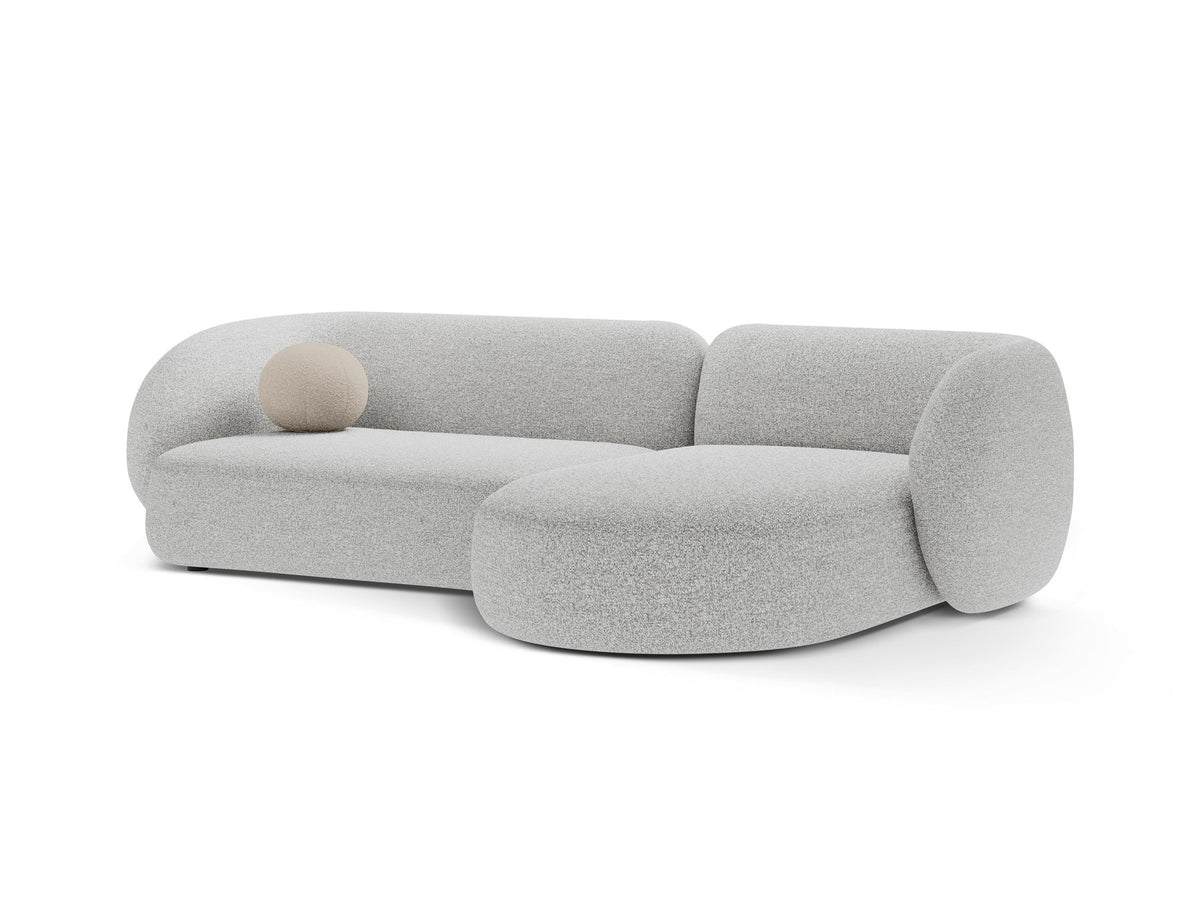 Weisses Ecksofa rechts Kate von Micadoni mit strukturiertem Bouclé-Stoff, schwarzen Kunststoffbeinen und niedriger Rückenlehne.