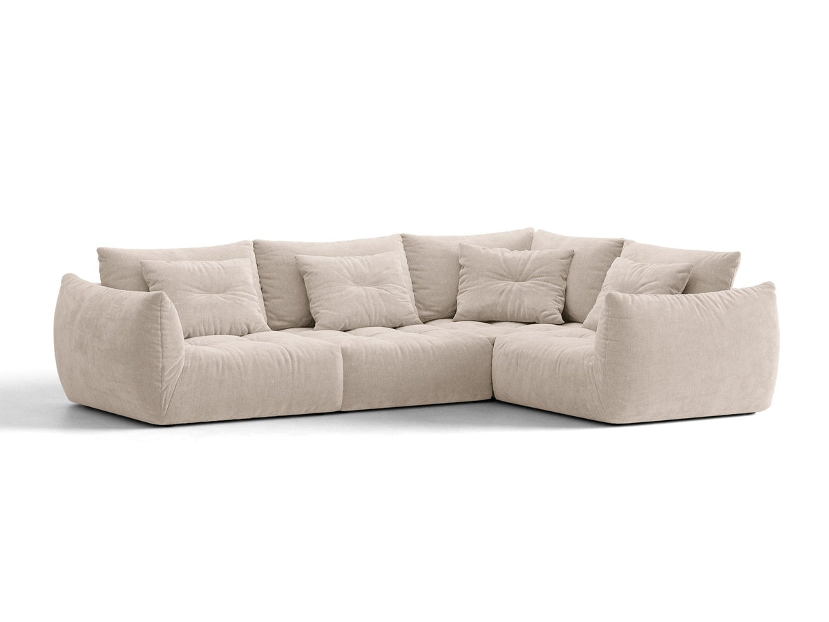 Ecksofa rechts Bloom von Micadoni in leichtem Beige, Veloursstoff Casino Pearl, schwarze Kunststoffbeine, moderne Polstermöbel-Form.