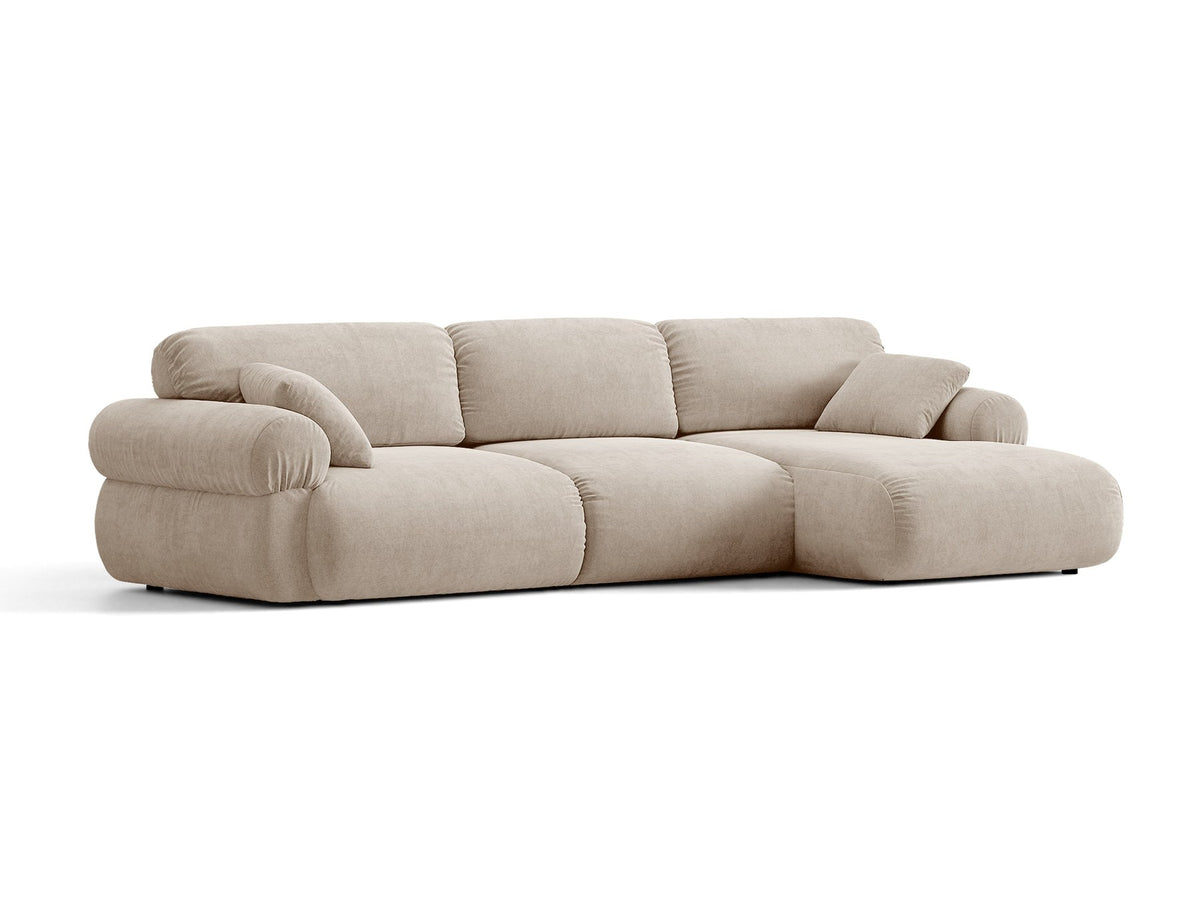 Beiges L-förmiges Ecksofa Ophelia von Micadoni mit Liberty-Stoffbezug, schwarzen Kunststoffbeinen und niedriger Rückenlehne, Ausrichtung rechts.
