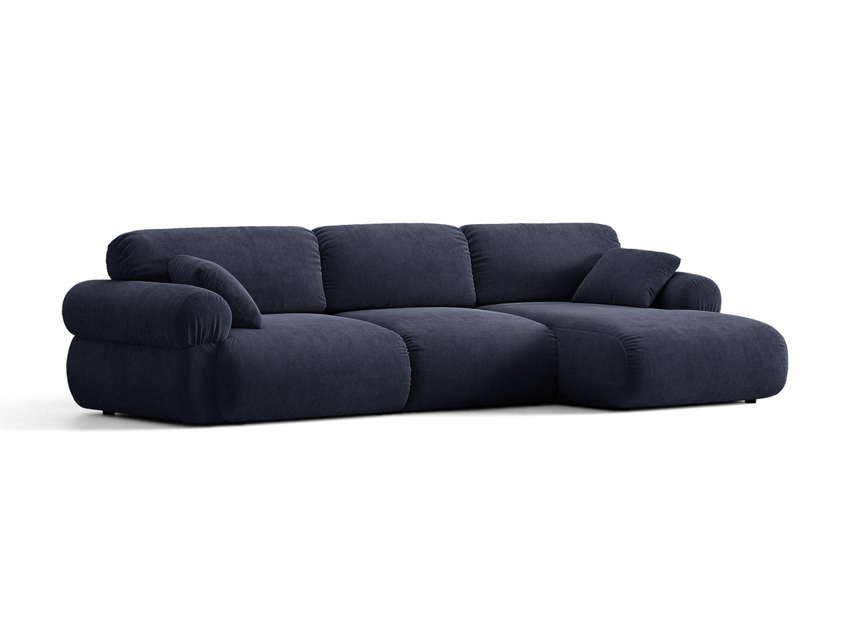 Beiges L-förmiges Ecksofa Ophelia von Micadoni mit Liberty-Stoffbezug, schwarzen Kunststoffbeinen und niedriger Rückenlehne, Ausrichtung rechts.