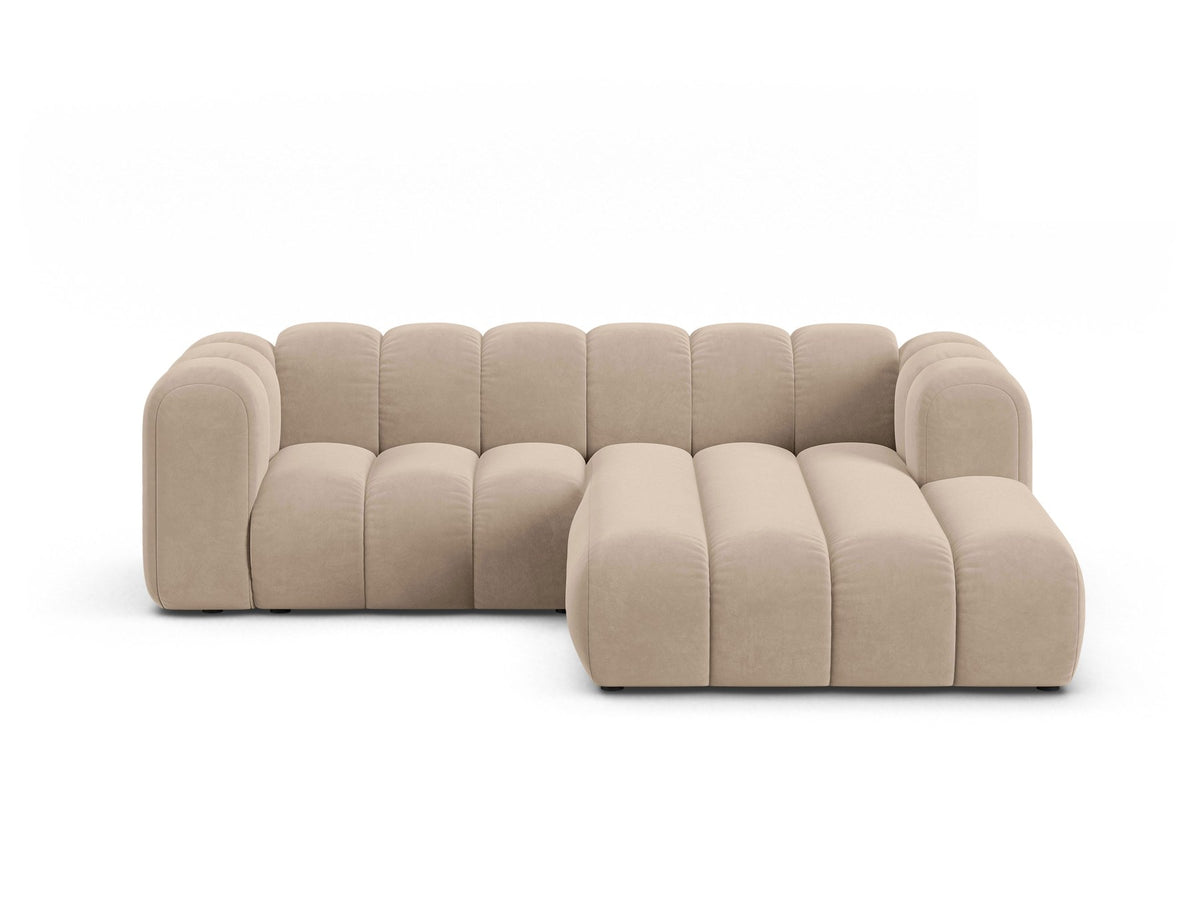 Beigefarbenes L-Sofa mit Samtstoffbezug Venus, Ecksofa Lupine von Micadoni, Ausrichtung rechts, schwarze Kunststoffbeine, Frontalansicht.