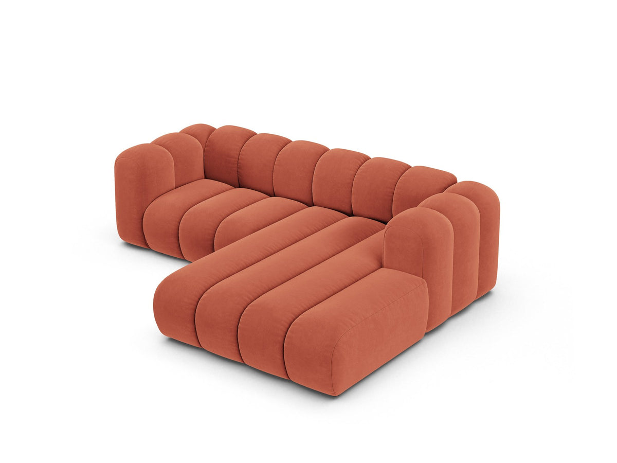Beigefarbenes L-Sofa mit Samtstoffbezug Venus, Ecksofa Lupine von Micadoni, Ausrichtung rechts, schwarze Kunststoffbeine, Frontalansicht.