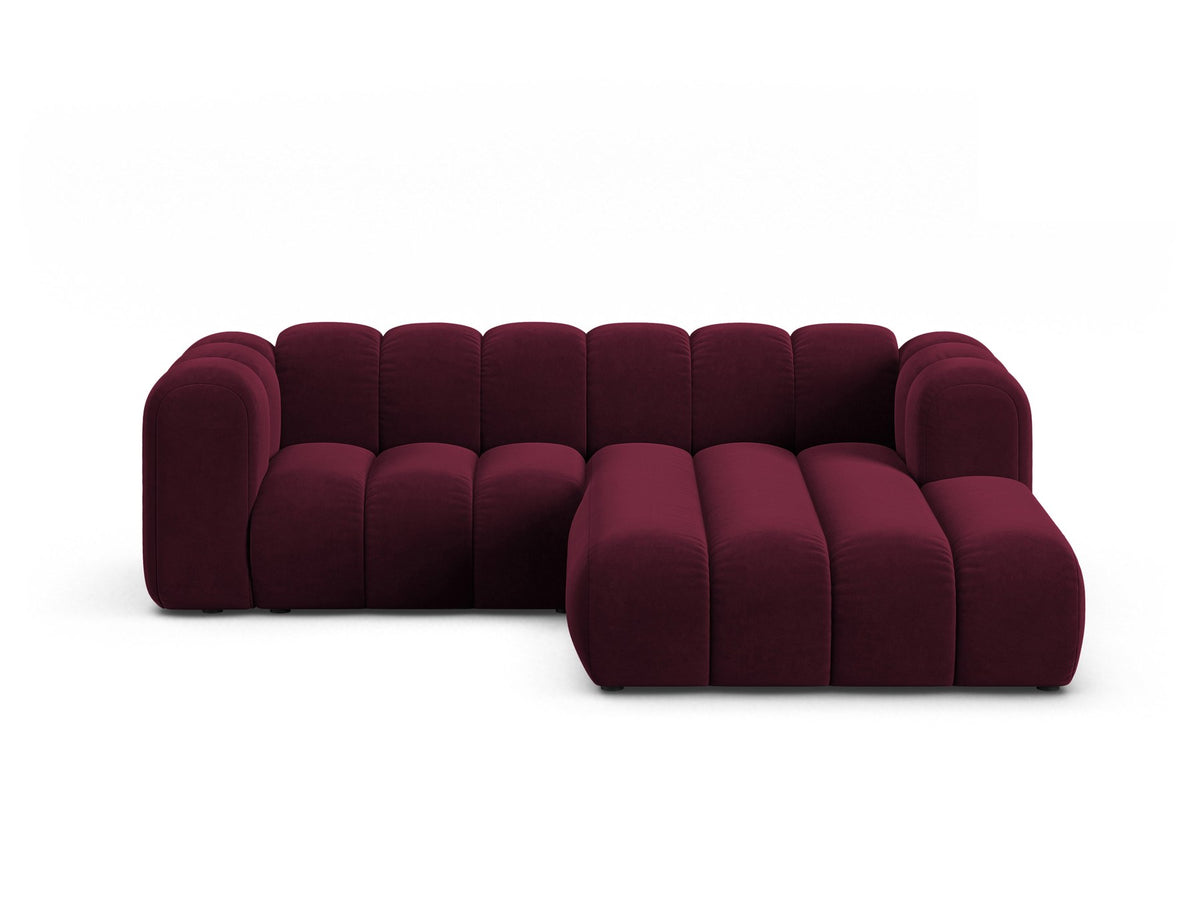 Beigefarbenes L-Sofa mit Samtstoffbezug Venus, Ecksofa Lupine von Micadoni, Ausrichtung rechts, schwarze Kunststoffbeine, Frontalansicht.