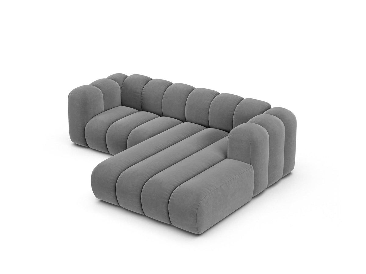 Beigefarbenes L-Sofa mit Samtstoffbezug Venus, Ecksofa Lupine von Micadoni, Ausrichtung rechts, schwarze Kunststoffbeine, Frontalansicht.
