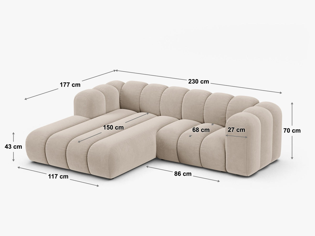 Beigefarbenes L-Sofa mit Samtstoffbezug Venus, Ecksofa Lupine von Micadoni, Ausrichtung rechts, schwarze Kunststoffbeine, Frontalansicht.