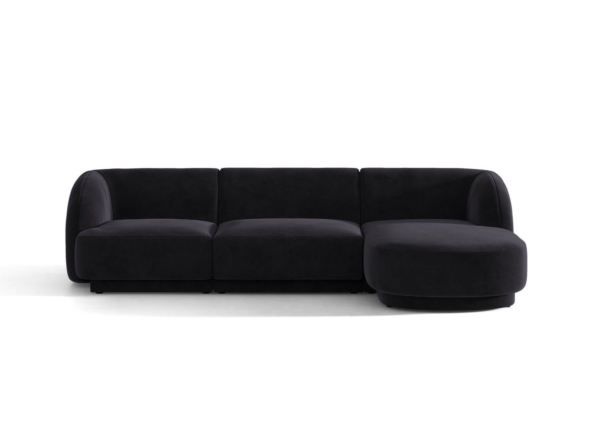 Dunkelbeiges L-Sofa Miley von Micadoni mit Bluvel-Stoffbezug, schwarzen Kunststoffbeinen und modularer Bauweise, rechts ausgerichtet.