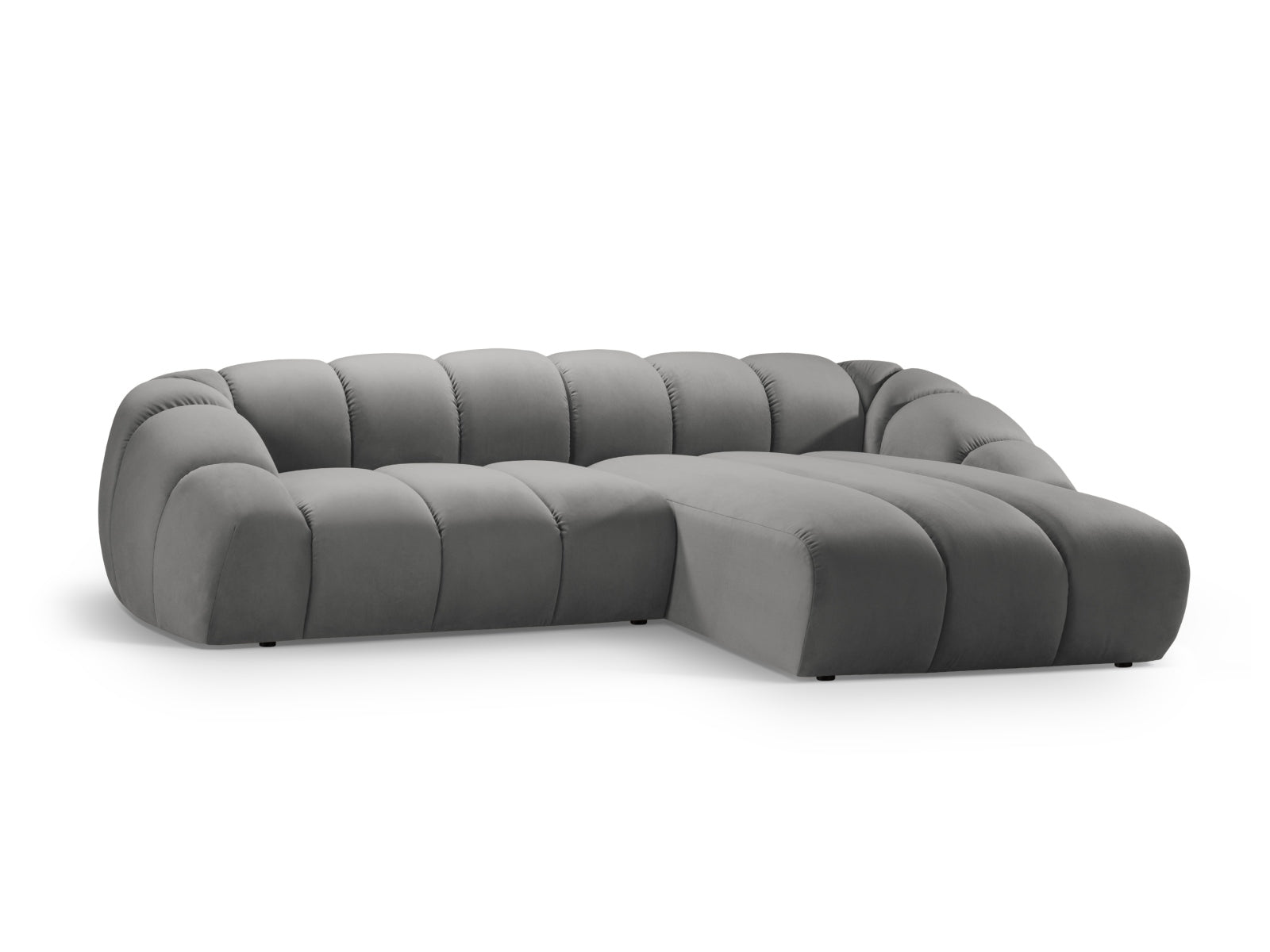 Elegantes Diana Velour Ecksofa in Grau, 4-Sitzer, rechtsseitig, ideal für stilvolle Wohnräume, erhältlich bei KAQTU Design AG.