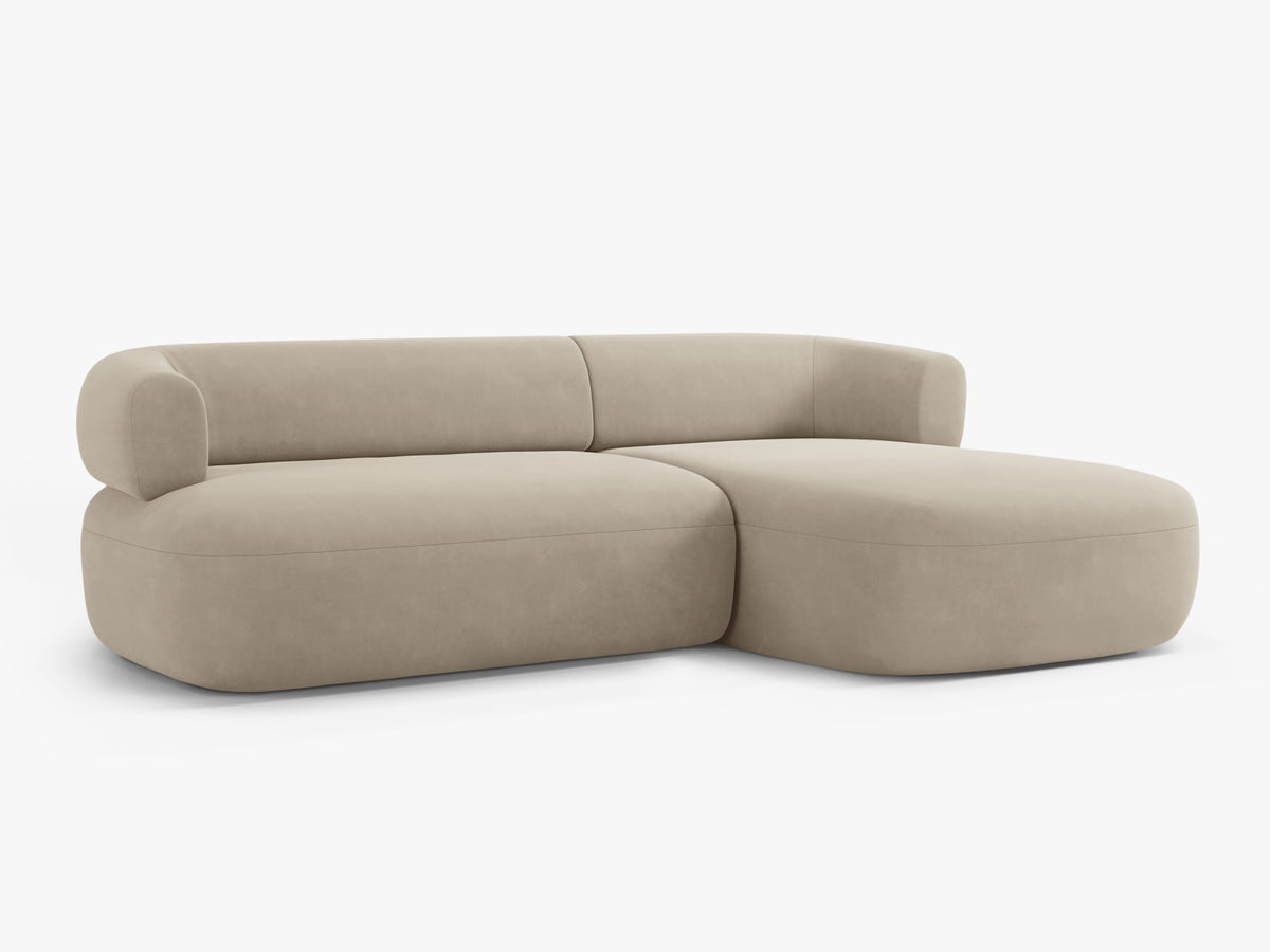 Jenny Velour Ecksofa rechts 5 Sitzer in Beige-Salvador präsentiert im Onlineshop von KAQTU Design AG. L-Sofa rechts ist von Micadoni