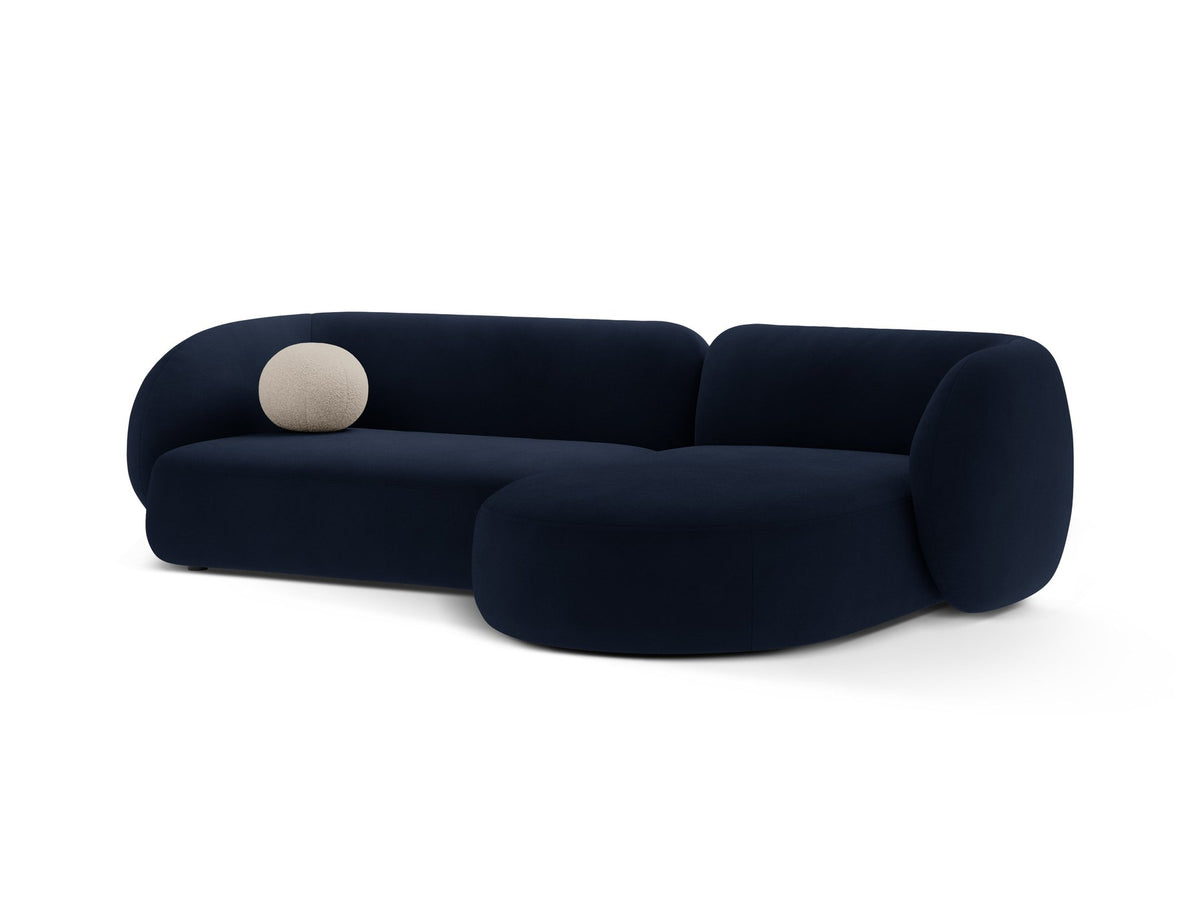 Weisses Ecksofa rechts Kate von Micadoni mit strukturiertem Bouclé-Stoff, schwarzen Kunststoffbeinen und niedriger Rückenlehne.