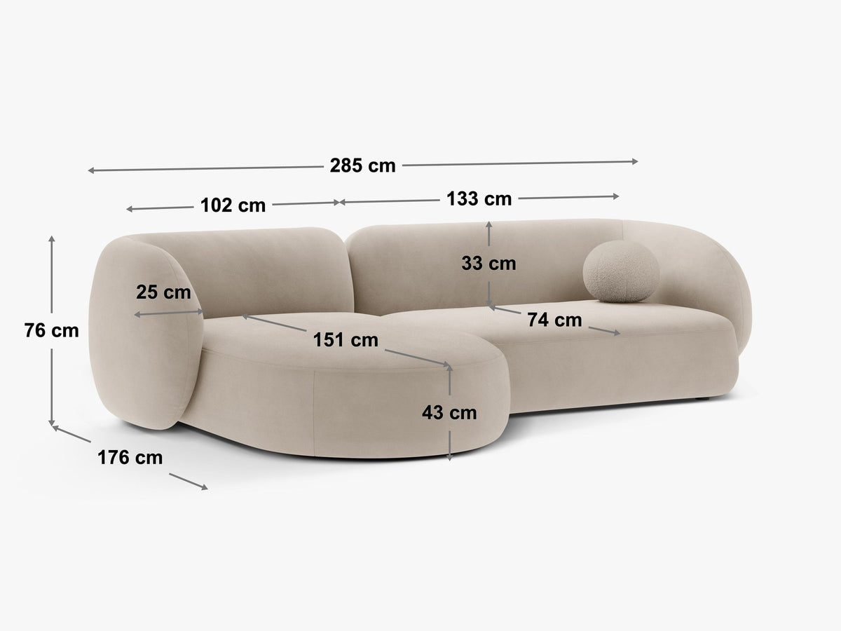 Weisses Ecksofa rechts Kate von Micadoni mit strukturiertem Bouclé-Stoff, schwarzen Kunststoffbeinen und niedriger Rückenlehne.