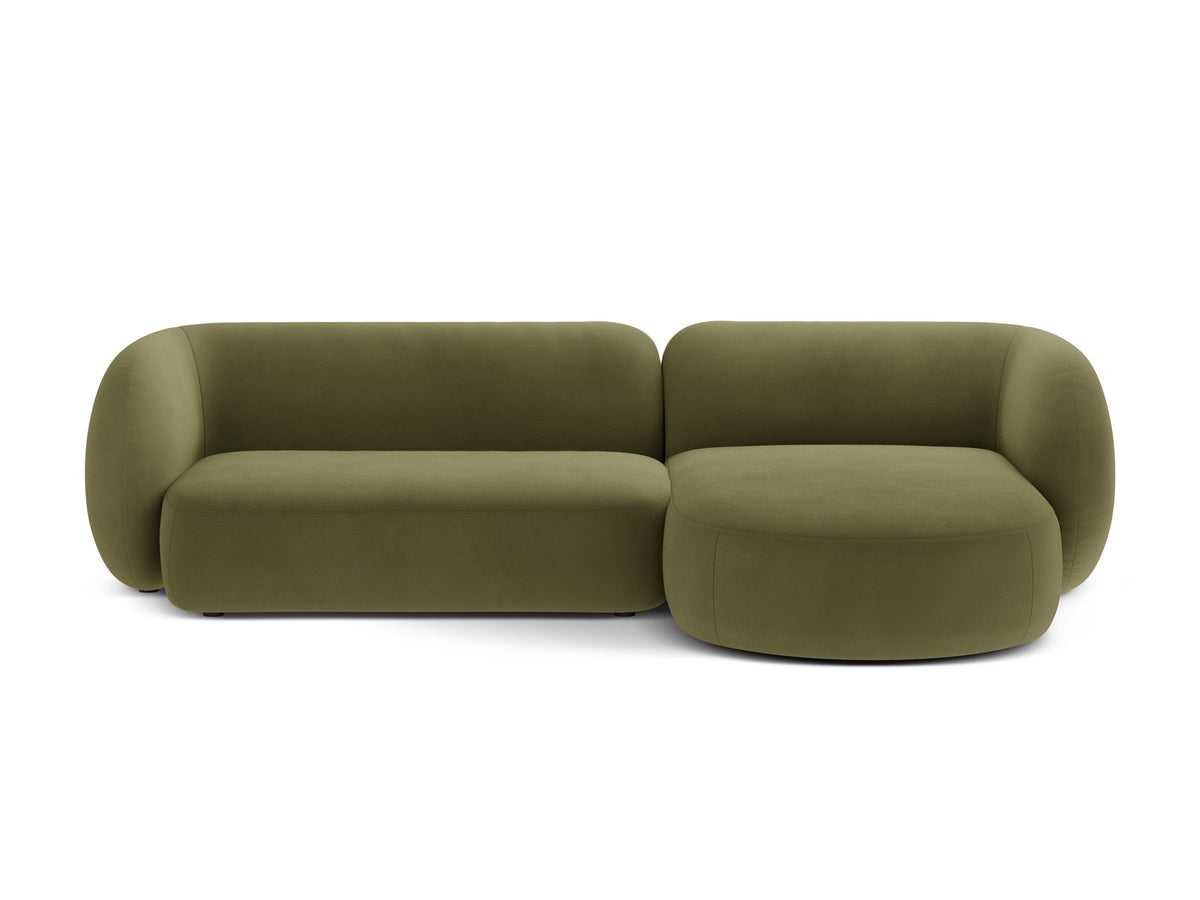 Weisses Ecksofa rechts Kate von Micadoni mit strukturiertem Bouclé-Stoff, schwarzen Kunststoffbeinen und niedriger Rückenlehne.