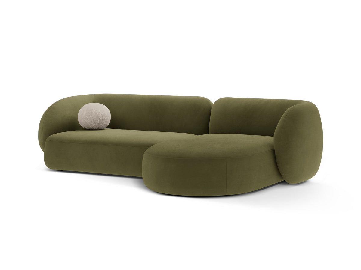 Weisses Ecksofa rechts Kate von Micadoni mit strukturiertem Bouclé-Stoff, schwarzen Kunststoffbeinen und niedriger Rückenlehne.