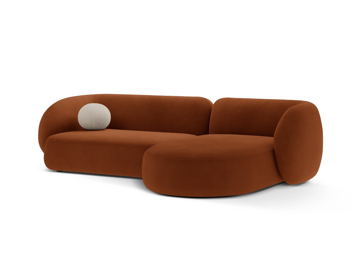 Weisses Ecksofa rechts Kate von Micadoni mit strukturiertem Bouclé-Stoff, schwarzen Kunststoffbeinen und niedriger Rückenlehne.