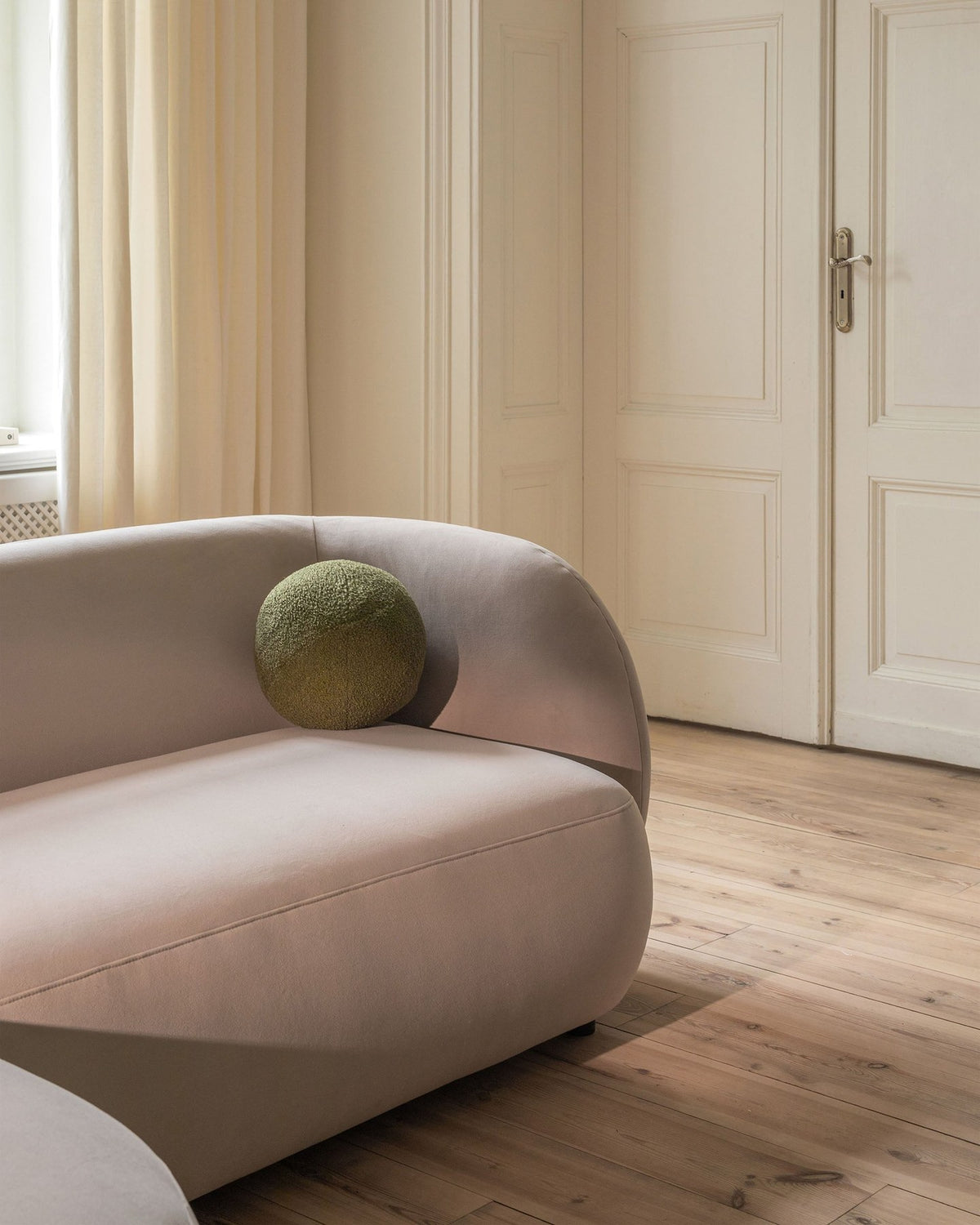 Weisses Ecksofa rechts Kate von Micadoni mit strukturiertem Bouclé-Stoff, schwarzen Kunststoffbeinen und niedriger Rückenlehne.