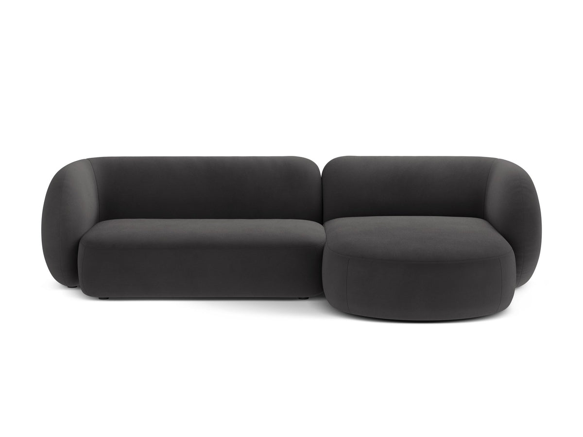 Weisses Ecksofa rechts Kate von Micadoni mit strukturiertem Bouclé-Stoff, schwarzen Kunststoffbeinen und niedriger Rückenlehne.