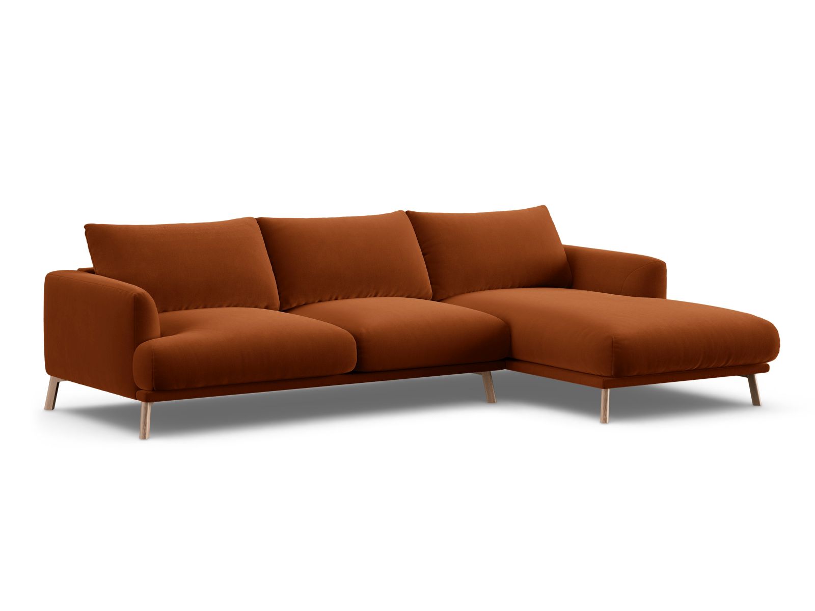Elegantes 4-Sitzer Ecksofa rechts Naomi in warmem Terracotta, ideal für stilvolle Wohnräume, erhältlich bei KAQTU Design AG.