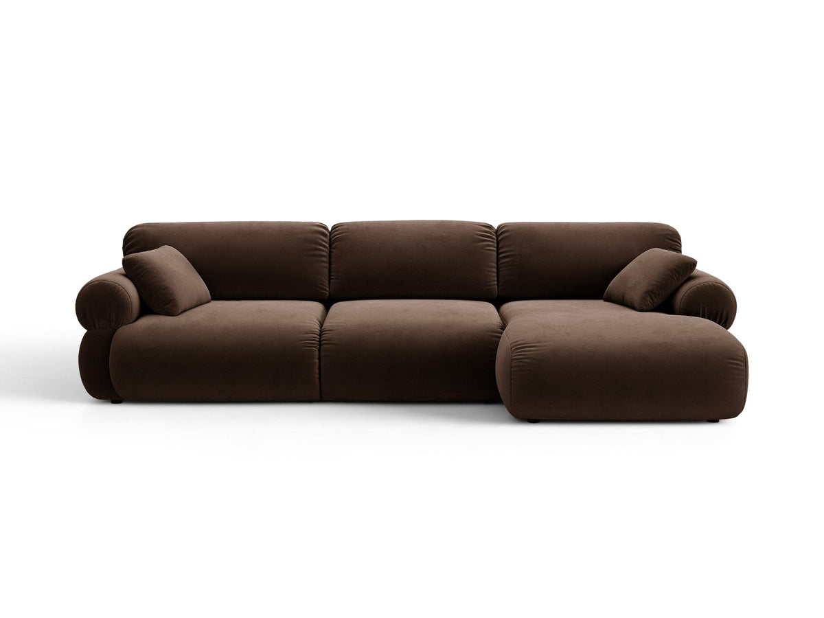 Beiges L-förmiges Ecksofa Ophelia von Micadoni mit Liberty-Stoffbezug, schwarzen Kunststoffbeinen und niedriger Rückenlehne, Ausrichtung rechts.
