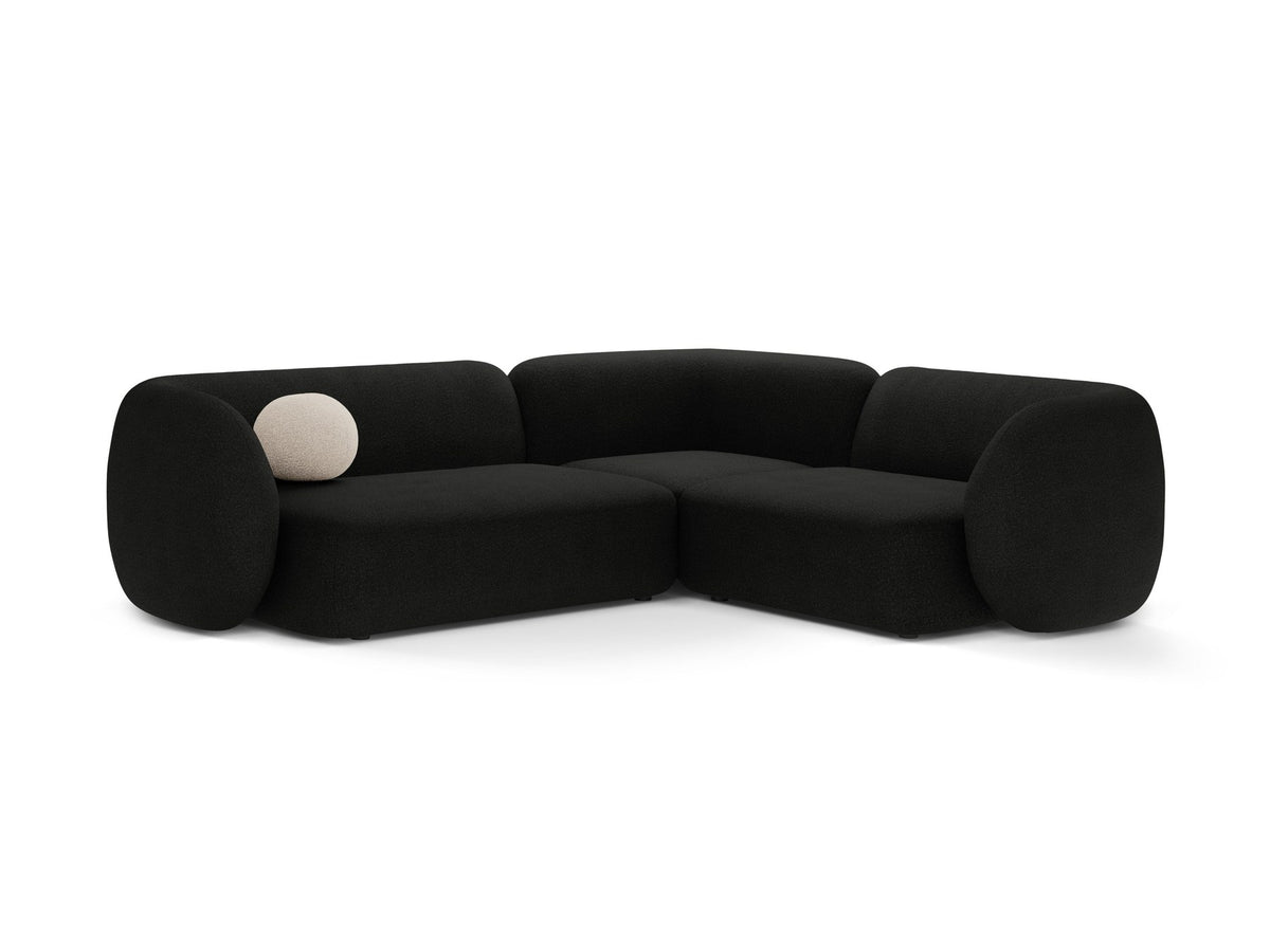 Weisses Ecksofa rechts von Micadoni aus der Kate-Serie mit strukturiertem Bouclé-Stoff, schwarzen Kunststoffbeinen und modularem Aufbau.