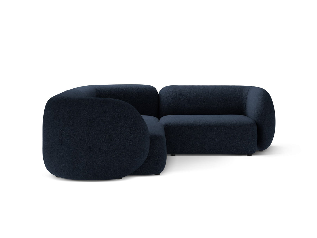 Weisses Ecksofa rechts von Micadoni aus der Kate-Serie mit strukturiertem Bouclé-Stoff, schwarzen Kunststoffbeinen und modularem Aufbau.