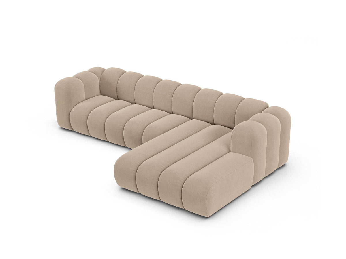 Linksseitig ausgerichtetes Ecksofa Lupine mit Samtbezug in leichtem Beige, schwarzen Kunststoffbeinen und tiefer Sitzfläche, Frontalansicht