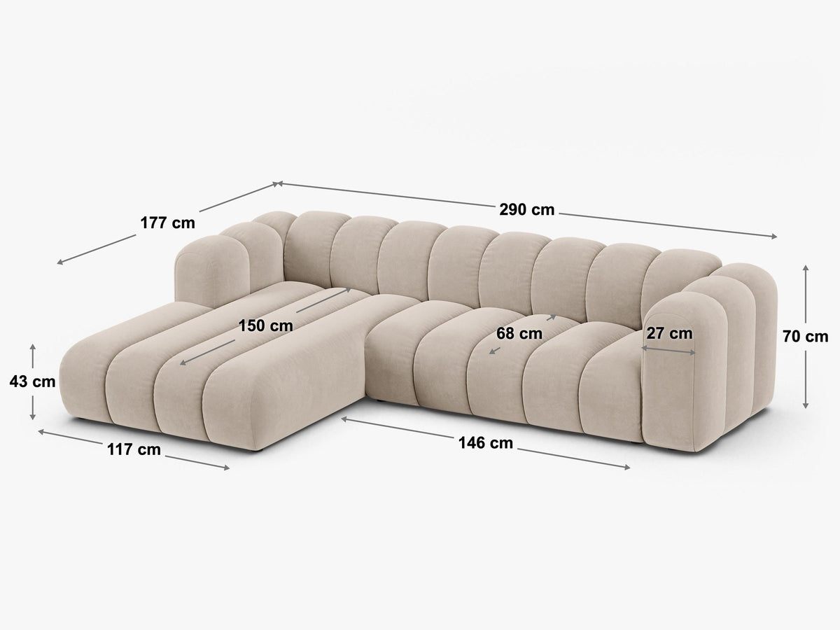 Linksseitig ausgerichtetes Ecksofa Lupine mit Samtbezug in leichtem Beige, schwarzen Kunststoffbeinen und tiefer Sitzfläche, Frontalansicht