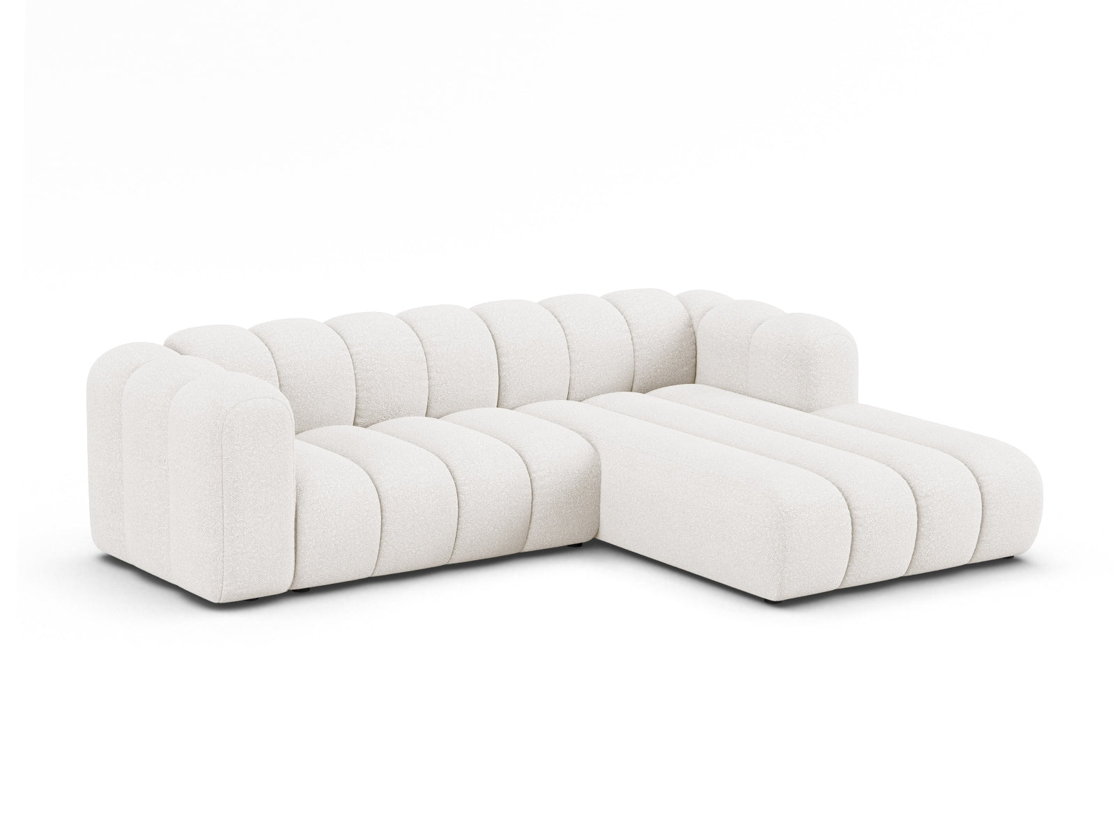 Elegantes Lupine Boucle Ecksofa in Weiß, 4-Sitzer, ideal für stilvolle Wohnräume, präsentiert von Micadoni.
