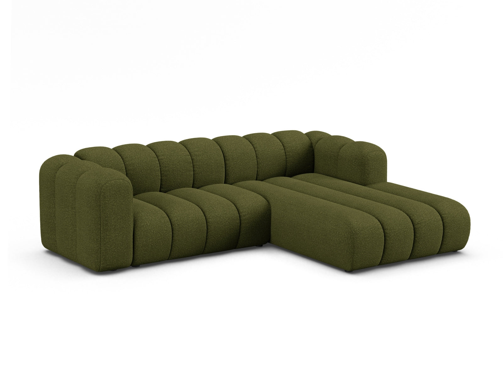Elegantes Lupine Boucle Ecksofa in Dunkeloliv, modular und komfortabel, ideal für stilvolle Wohnräume. 4-Sitzer von Micadoni.