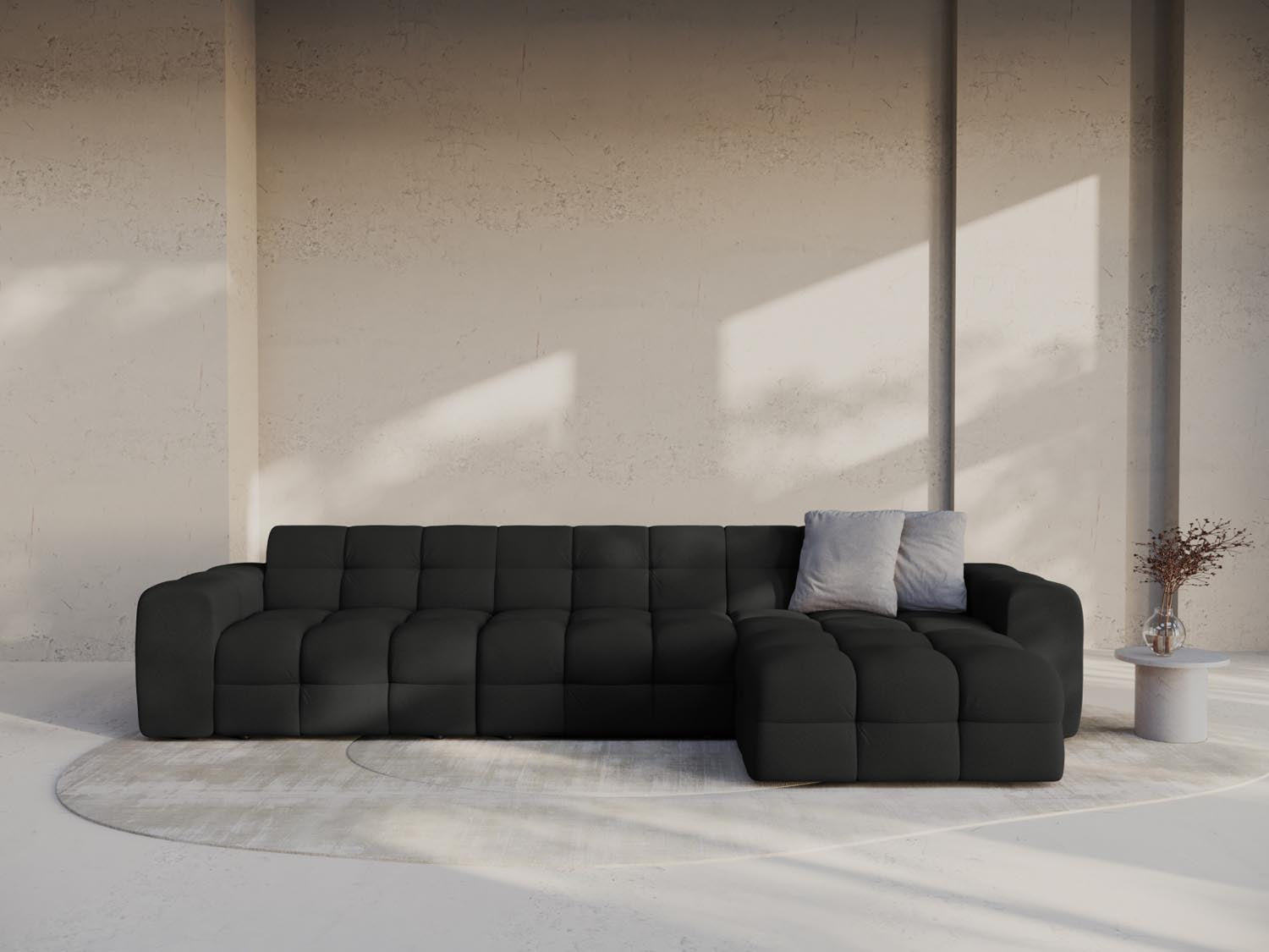 Elegantes Kendal Ecksofa rechts, 5-Sitzer in stilvollem Schwarz, ideal für moderne Wohnräume, präsentiert von Micadoni.